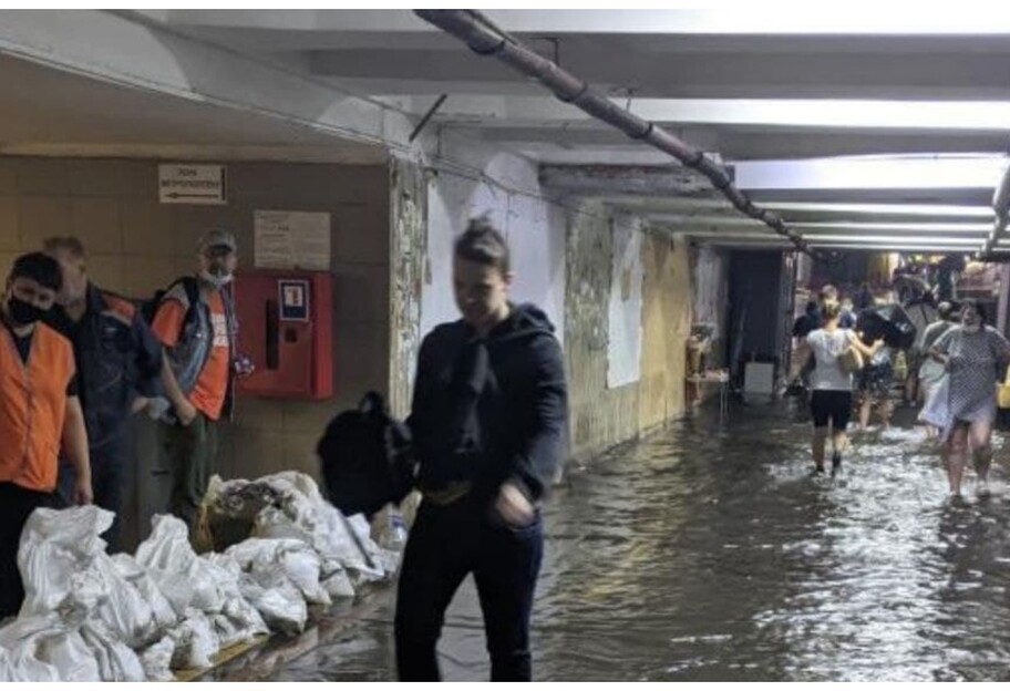 Ливень в Киеве - затопило переход на Позняках - видео - фото 1