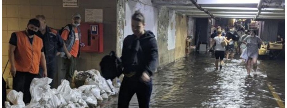 У Києві затопило підземний перехід на Позняках (відео)