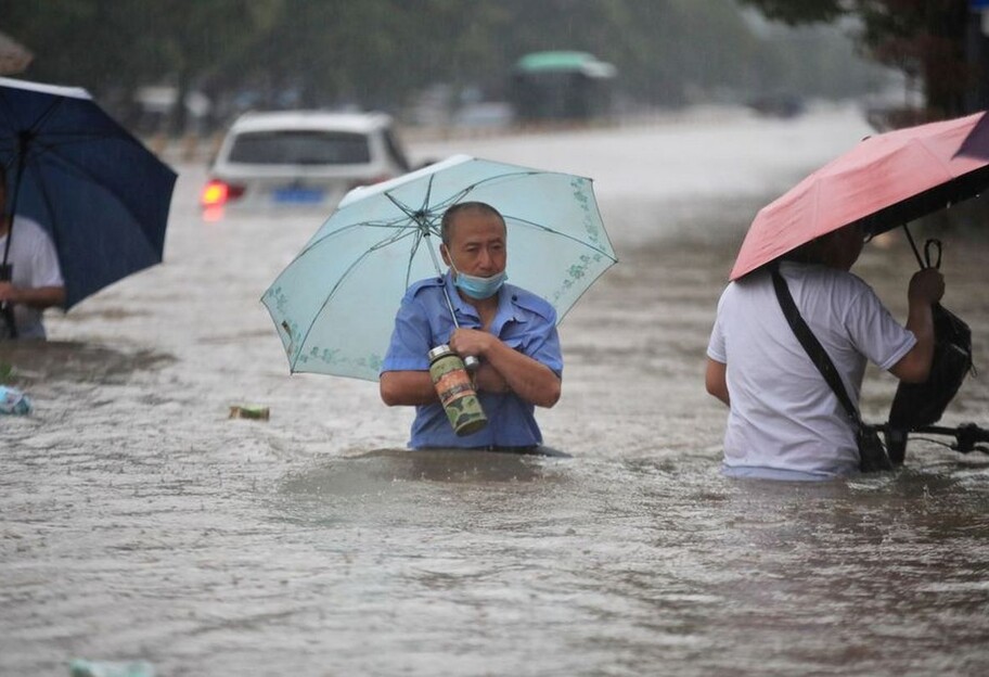 Наводнение в Китае - затопило метро, утонили 12 человек - фото и видео - фото 1