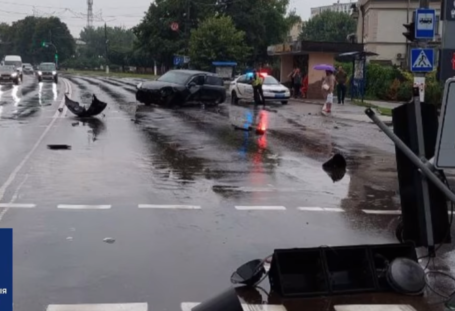ДТП в Борисполе - водитель Porsche влетел в столб - видео - фото 1
