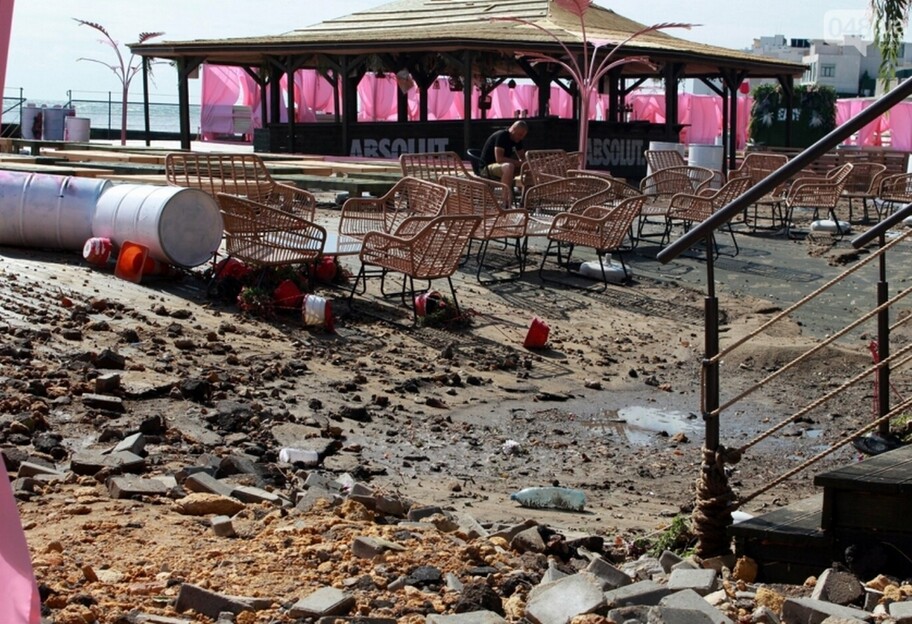Потоп в Одесі - пляж в Аркадії змило в море, фото руйнувань - фото 1