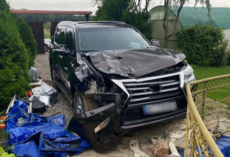 В Херсонской области Lexus сбил насмерть двух пешеходов: водитель скрылся