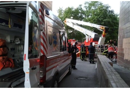 В Киеве мужчина прыгнул с 5 этажа и выжил, а затем 