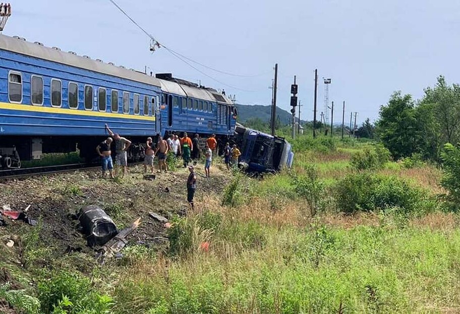 Поезд Киев-Солотвино столкнулся с грузовиком – трое пострадавших – фото  - фото 1