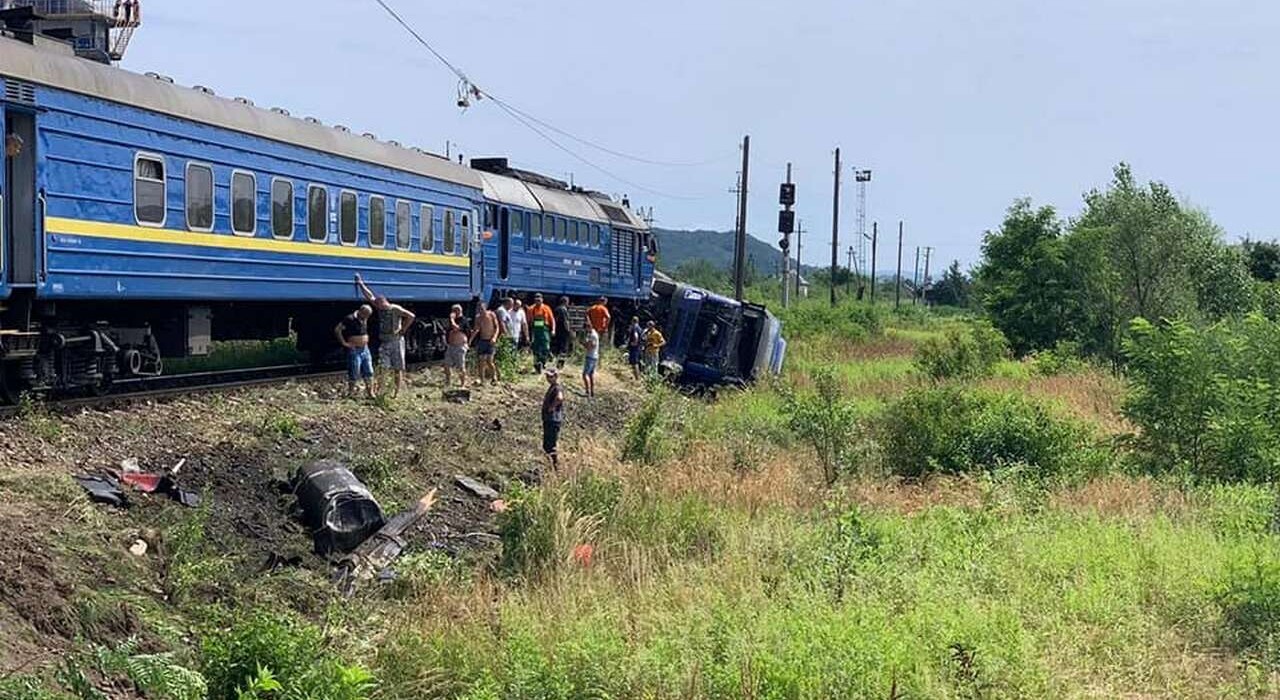 Пасажирський потяг "Київ-Солотвино" зіткнувся з вантажівкою: є постраждалі (фото) фото