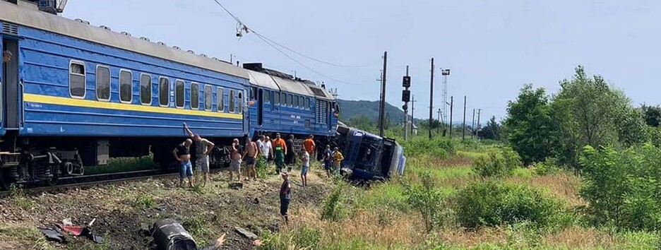 Пасажирський потяг Київ-Солотвино зіткнувся з вантажівкою: є постраждалі (фото)