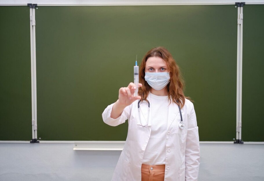 Вакцинация учителей - в Киеве собирают списки тех, кто отказывается - фото 1