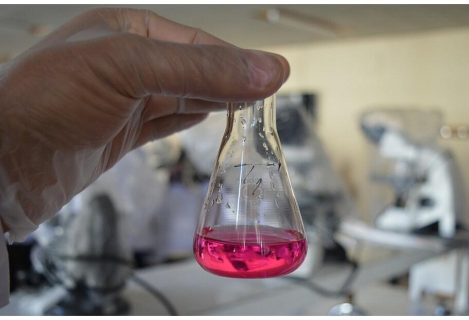 Розовая вода в Колоденка - экологи взяли пробу неизвестной жидкости в поле - фото - фото 1