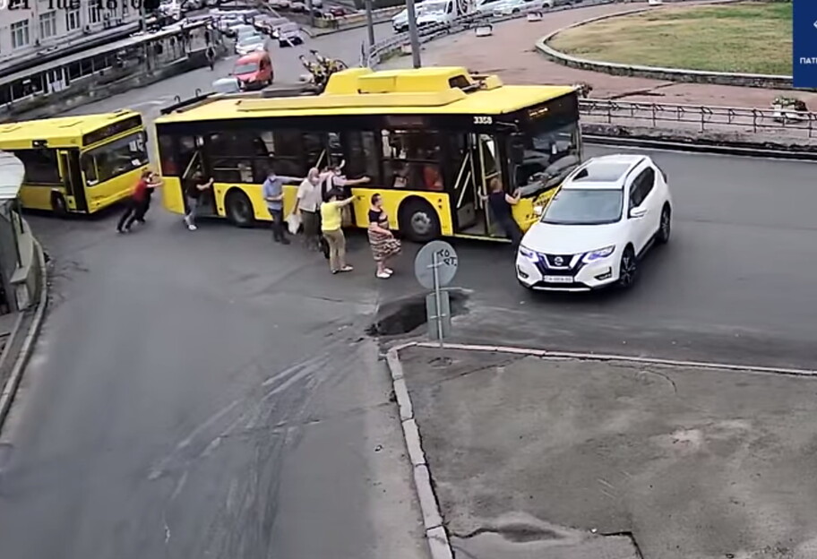 ДТП у Києві - люди штовхали тролейбус і він врізався в Nissan, відео - фото 1