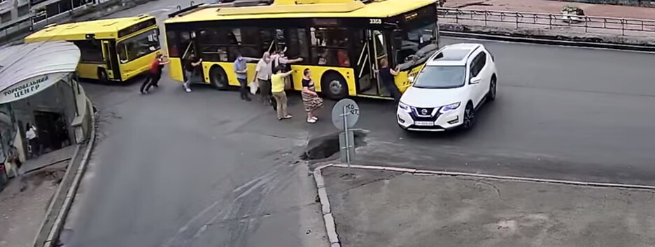 Незвичайна ДТП у Києві: пасажири штовхали тролейбус, він врізався в авто (відео) 
