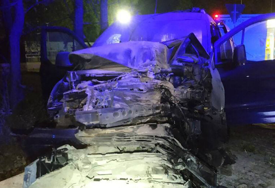 ДТП в Киеве - водитель уснул за рулем и врезался в столб - фото - фото 1