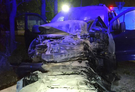 Водитель уснул за рулем: в Киеве авто влетело в столб и загорелось (фото)