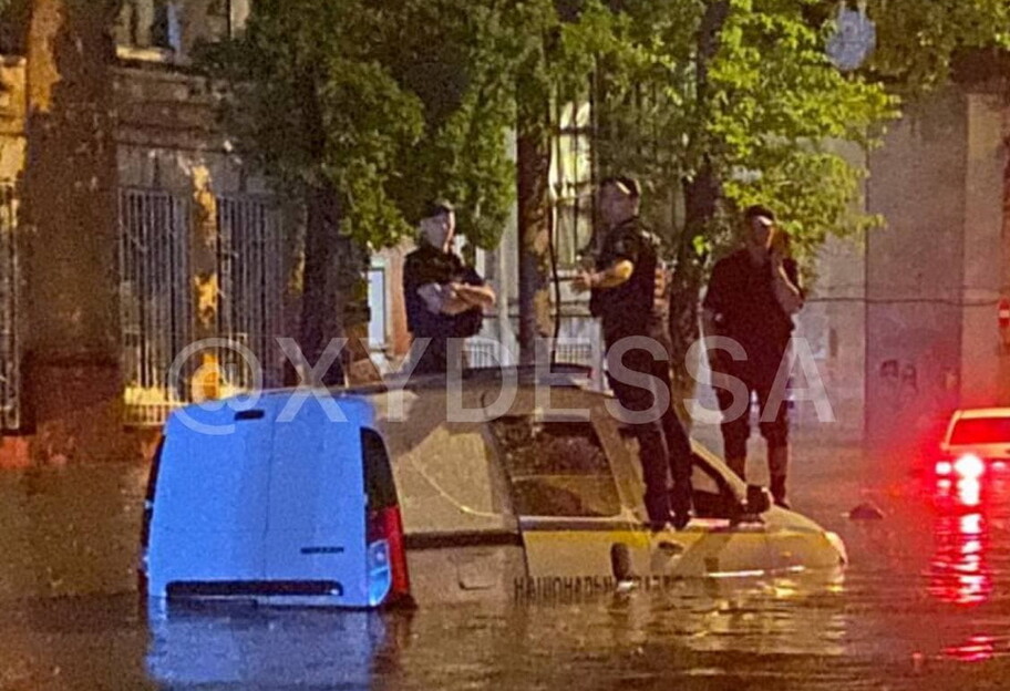 Ливень в Одессе затопил авто полиции, фото - фото 1