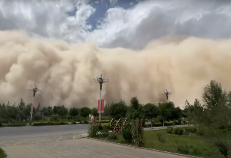Песчаная буря в Китае напугала людей, видео  - фото 1