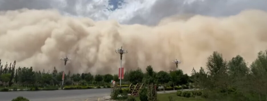 Север Китая накрыла песчаная буря: транспорт остановили (видео)