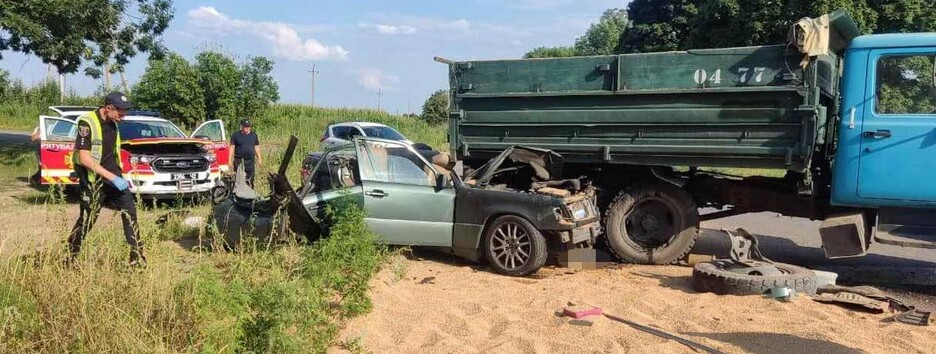 Семья из Киева ехала на Mercedes и врезалась в грузовик: погибли отец и сын (фото)