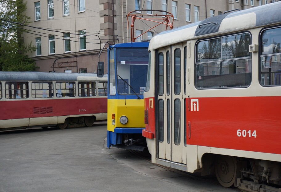 У Києві зупинку вітром винесло на тролейбус - відео - фото 1