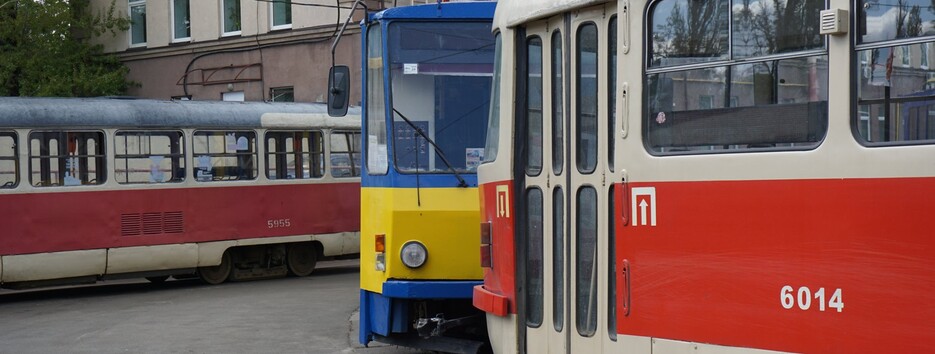 Знесло вітром: у Києві зупинка влетіла у тролейбус (відео)
