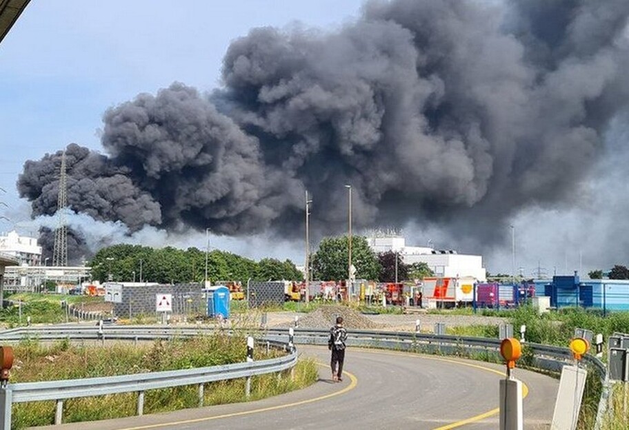 Взрыв на химзаводе в Германии – поднялся столб черного дыма – фото, видео - фото 1