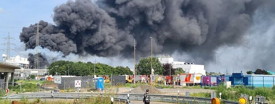 В Германии масштабный пожар на химзаводе: жителей предупредили о чрезвычайной опасности