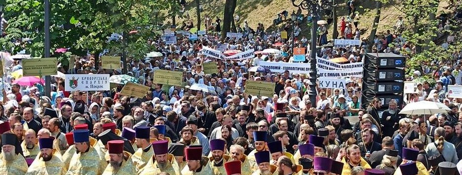 Крестный ход: тысячи верующих пошли к Лавре, Киев стоит в пробках (фото)