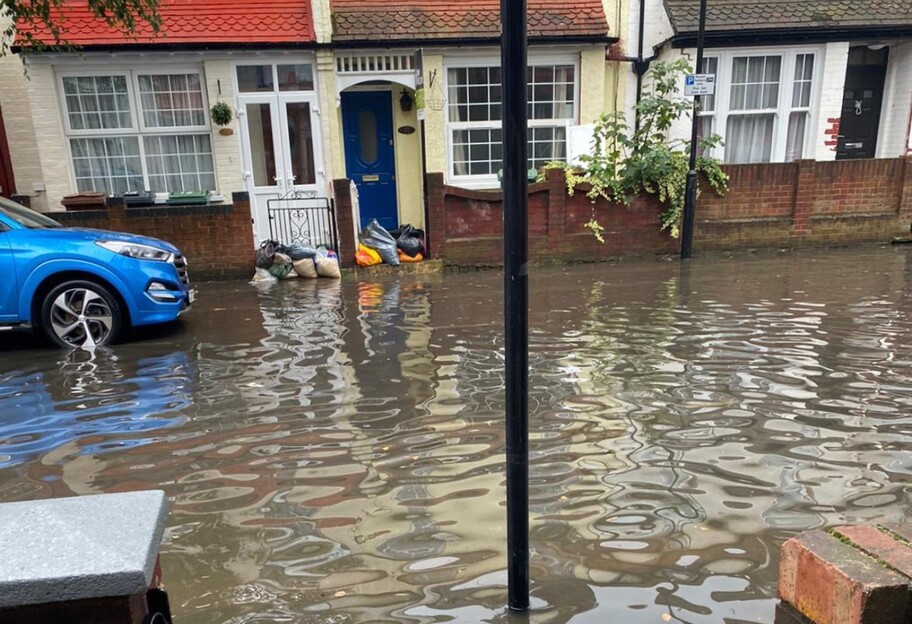 Лондон затопило после сильного дождя - видео - фото 1