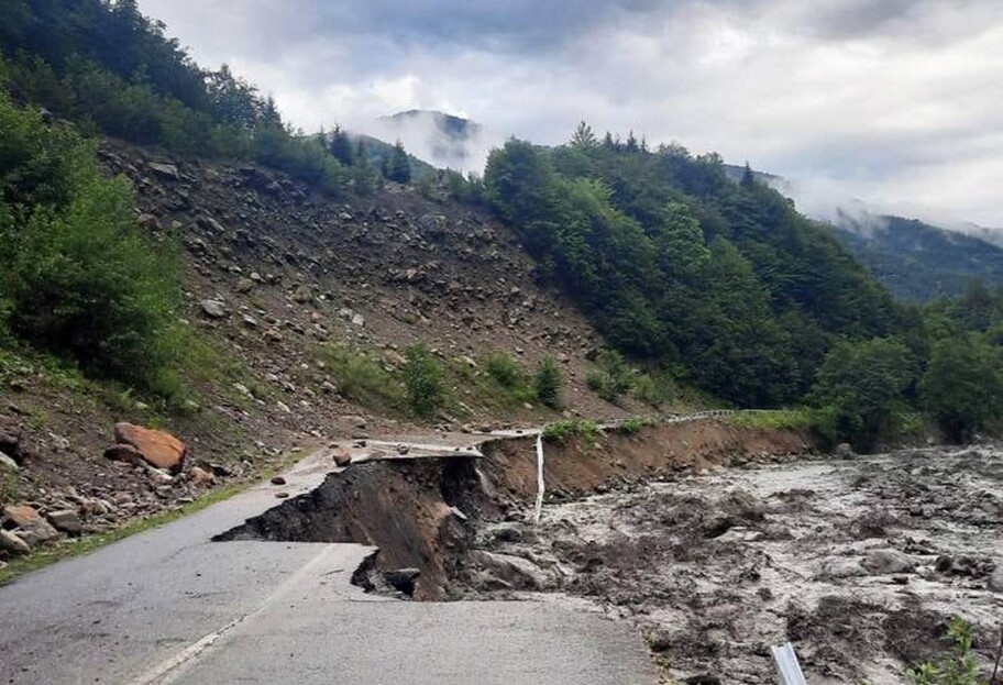 Негода в Грузії - зруйновані дороги, мости і вимушена посадка літака - відео - фото 1