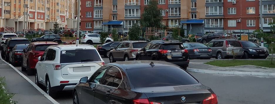 Влада Києва пояснила, в яких дворах паркування стане платним