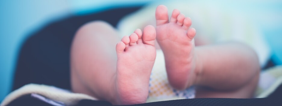 Провідник замість акушерки: пасажирка УЗ народила у вагоні поїзда