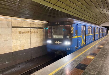Били даже ногами: в метро Киева произошла драка из-за защитной маски (видео)