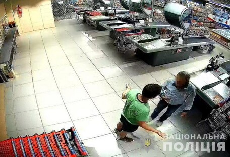 В Киеве воры избили охранника супермаркета за замечание (видео)