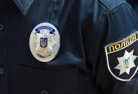 В Харькове на крыше дома мужчина в трусах устроил драку с полицией (видео)