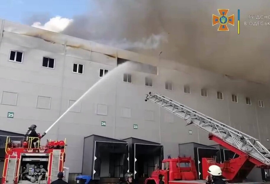 В Одесской области масштабный пожар - горят склады - фото 1