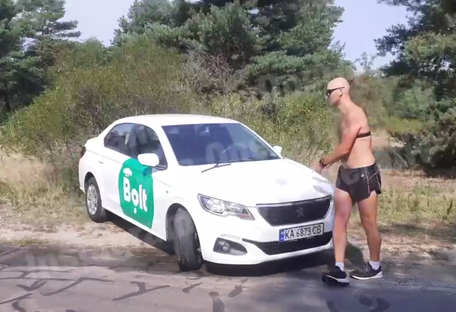 В Киеве группа велосипедистов набросилась на водительницу такси Bolt (видео)