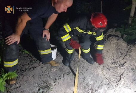 Копал колодец: в Киеве мужчину засыпало землей (фото)