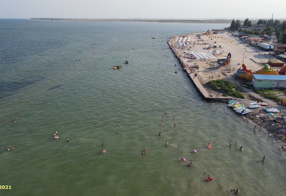 Відпочинок у Генічеську 2021 - блогер показав малолюдні пляжі з висоти - відео - фото 1