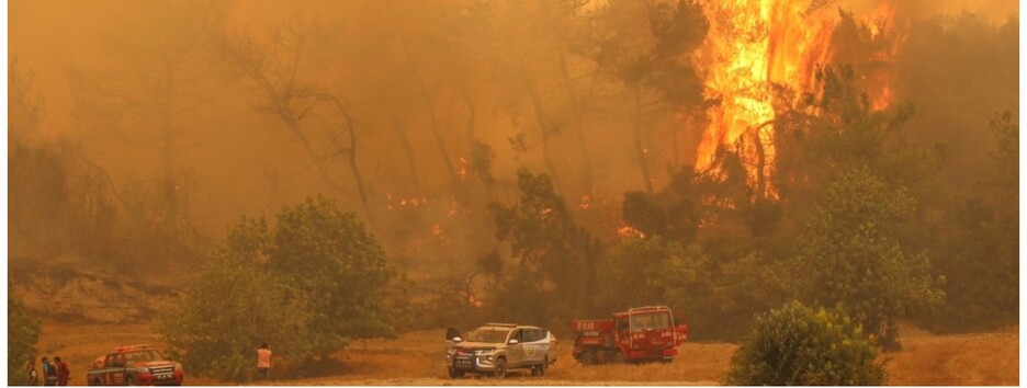 Небо червоне від пожеж, туристів евакуюють: що відбувається у Туреччині (фото і відео)