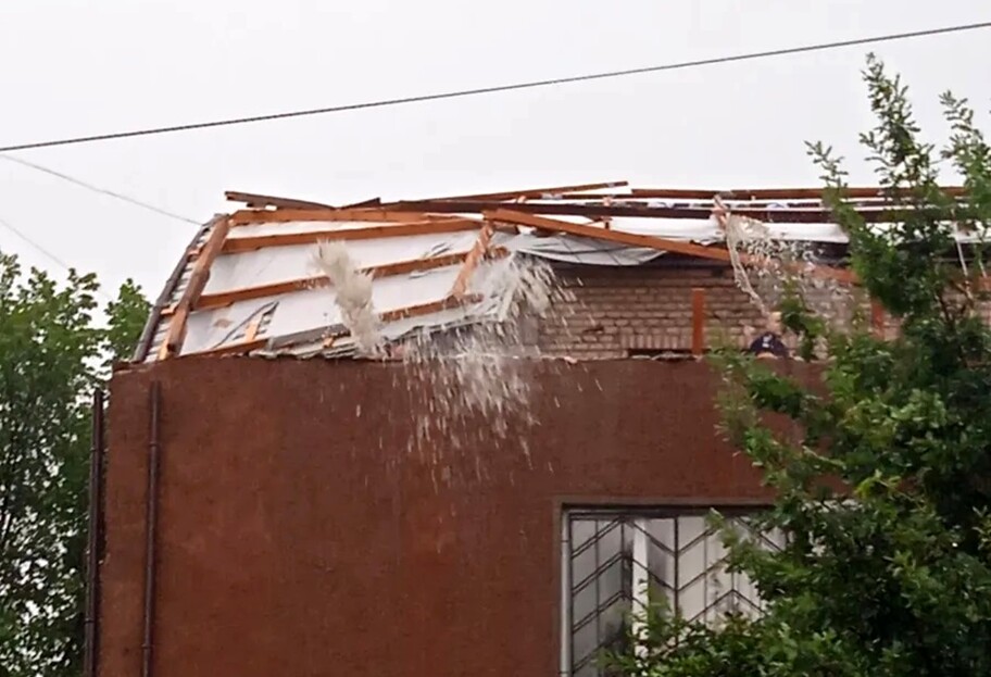 Негода в Україні - шквальний вітер зірвав дах з будівлі суду у Первомайську - відео - фото 1