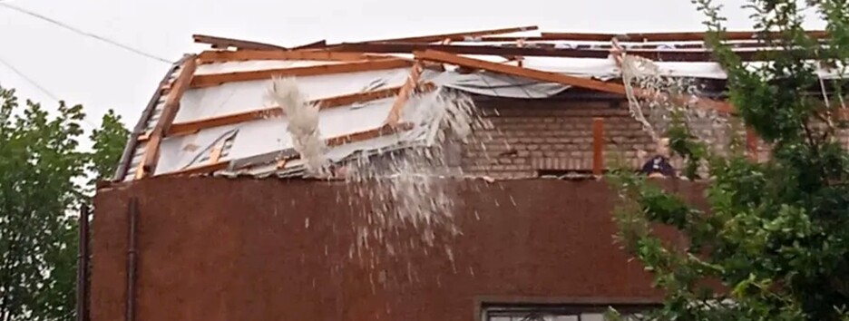Документы кружат по кварталу: в Николаевской области шквальный ветер сорвал крышу со здания суда (видео)