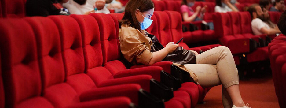 Украинцам за прививку от коронавируса подарят бесплатный проездной и билеты в кино