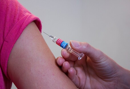 В Україні почали вакцинувати від коронавірусу дітей: що відомо