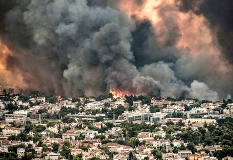 Пожары в Греции вспыхнули с новой силой: на Афины идет стена дыма и огня (фото)
