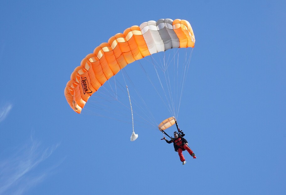 В Одесі хлопець з парашутом стрибнув з балкону висотки  - відео, фото  - фото 1