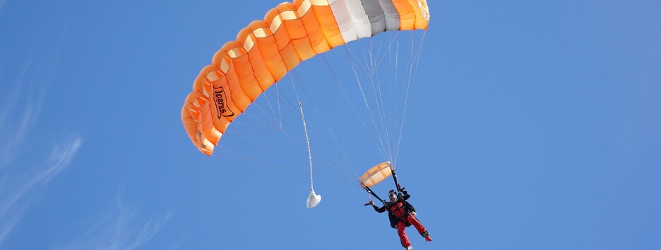 В Одесі хлопець стрибнув з парашутом просто з балкону (відео)