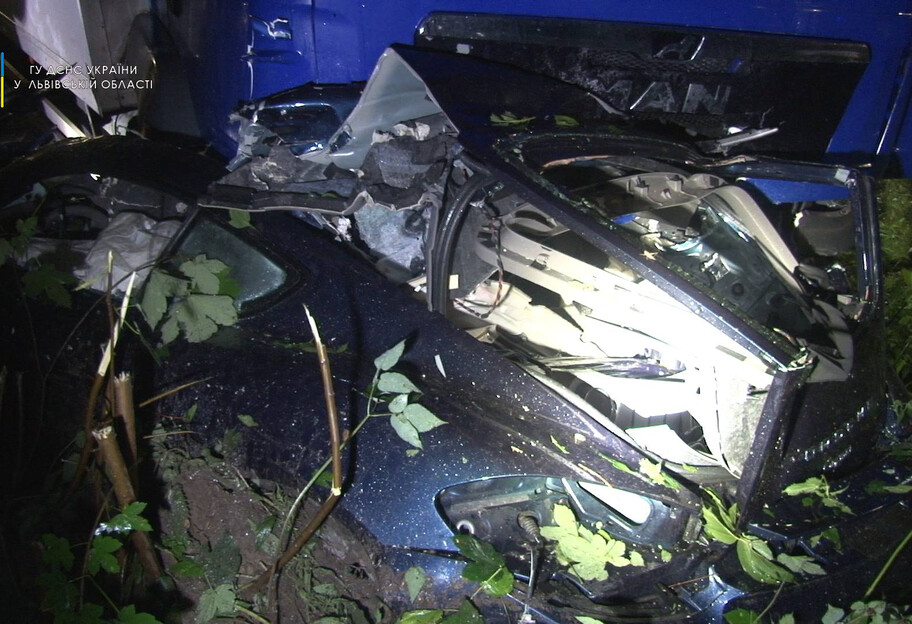 ДТП под Львовом - Porsche после столкновения с грузовиком раздавило - фото - фото 1