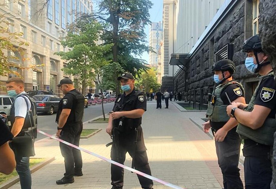 Взорвать Кабмин угрожает неизвестный с гранатой в Киеве - видео - фото 1
