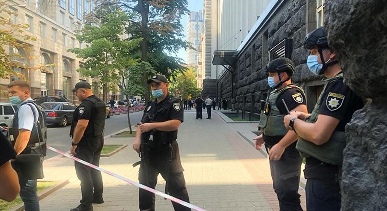 В Киеве мужчина зашел в Кабмин с гранатой и выдернул чеку (видео) фото