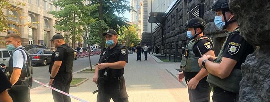 У Києві чоловік зайшов до Кабміну з гранатою і висмикнув чеку (відео)