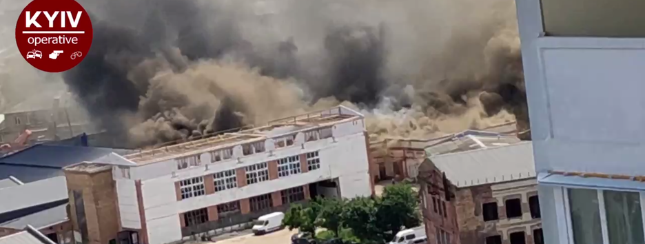 В Киеве масштабный пожар: дым окутал весь район (фото и видео)
