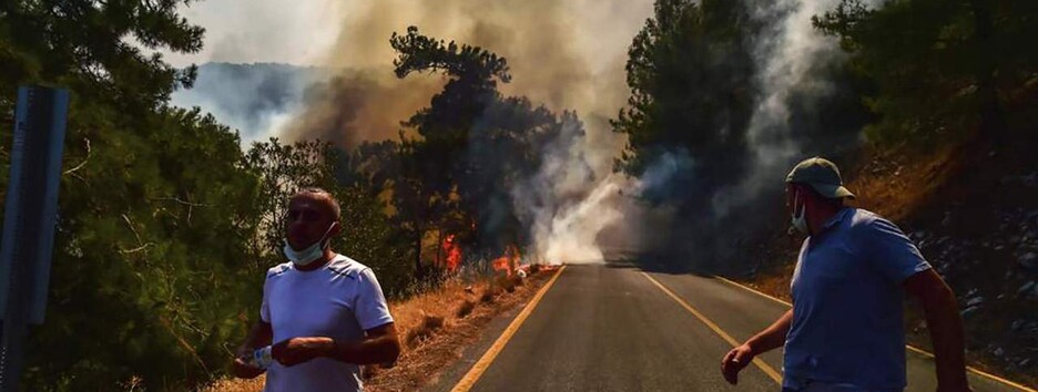 Пожежі у Туреччині не припиняються: українців евакуюють морем